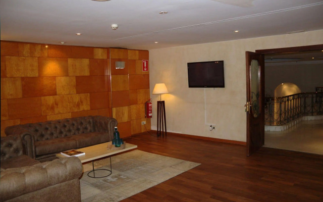 Chic & Basic Velvet Hotel