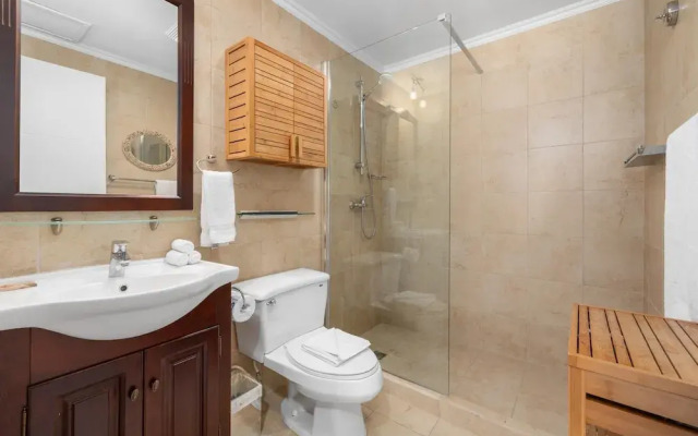 Gold Coast Townhome w Pools GYM 24 7 Security