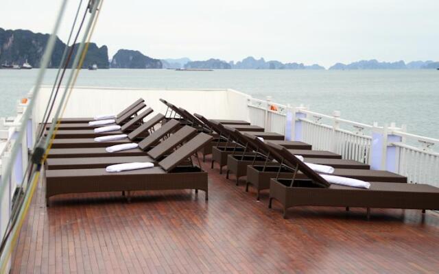 LAzalee Cruise Halong