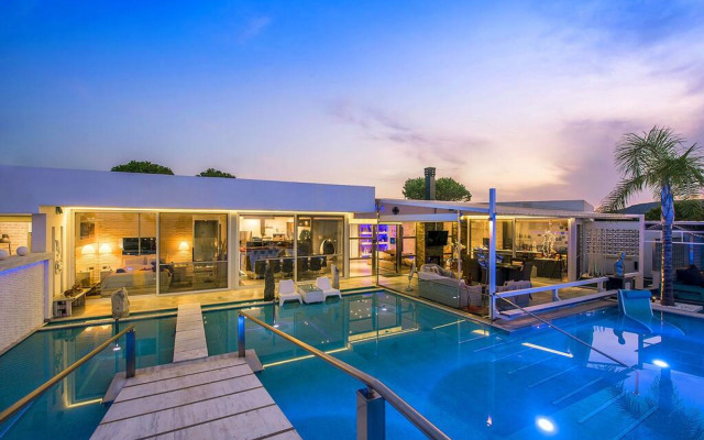 Amazing 4 bedroom villa very close to the beach