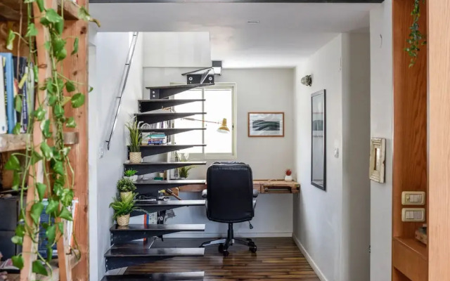 Modern Loft Retreat with Rooftop by Sea N Rent