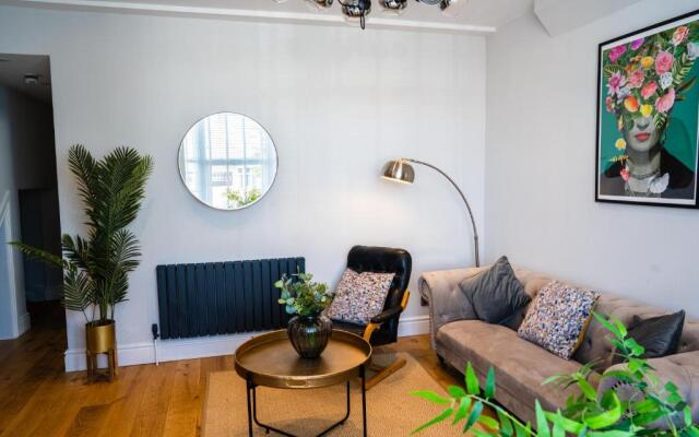Central, stylish 3 bed apartment with sea views