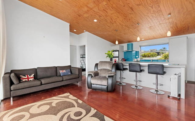 Blue Crush Villa - Mangawhai Heads Holiday Home