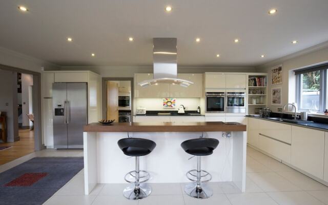 Stunning 5 Bed Garden Home - Oxford