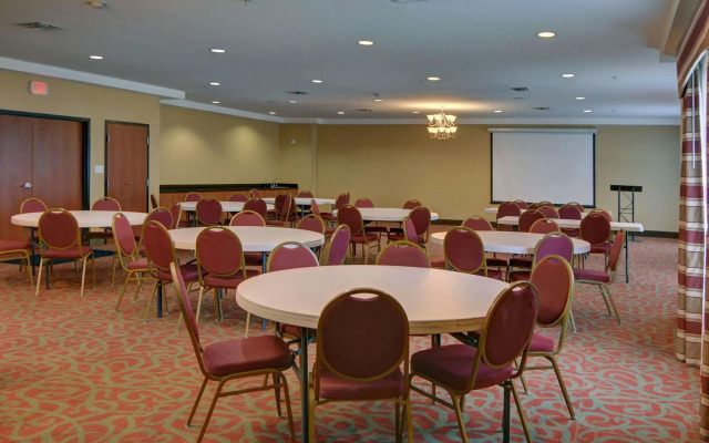 Quality Suites Near Cedar Creek Lake