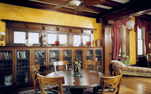 The Parador Inn