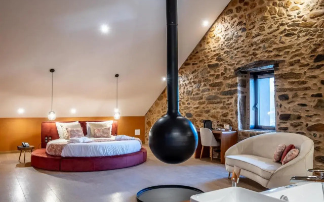 Cherry Sculpture Hotel