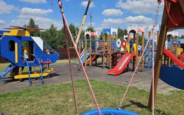 Пaноpaмный дом в хвойнoм лесу с сaуной