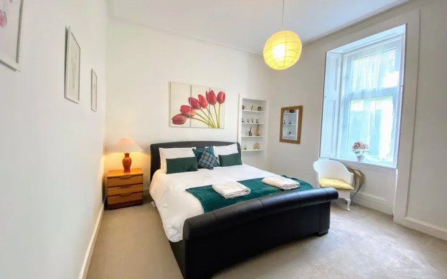 Outstanding, Georgian Flat Overlooking the bay