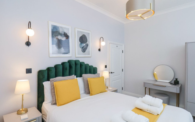 The Salisbury Sleeps 4 Classic Apartment