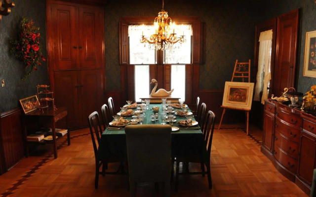 White Swan Inn Bed & Breakfast