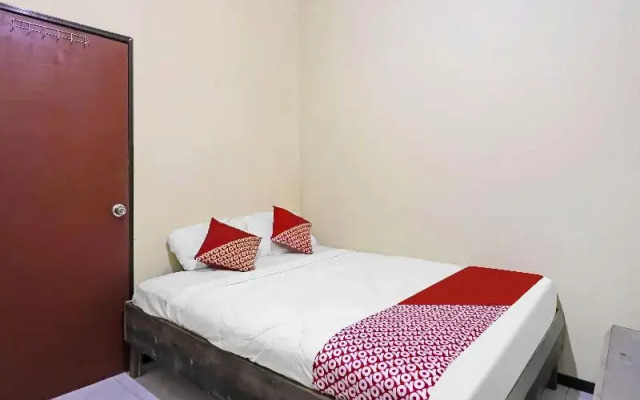 SPOT ON 91343 Kartika Guest House SyariahNearPantai Stres