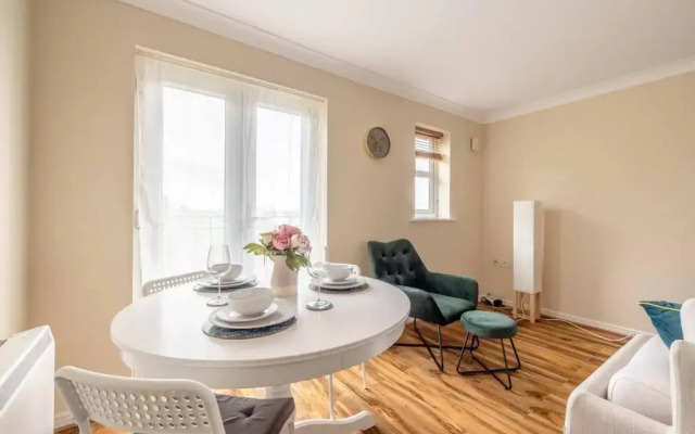 2 BED 2 BATH with PARKING NEAR PINEWOOD/WEXHAM HOSPITAL