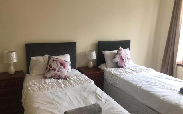 Prime location rooms in high street