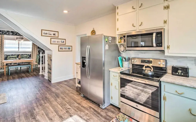 Greenville Escape w/ Deck + Fire Pit!