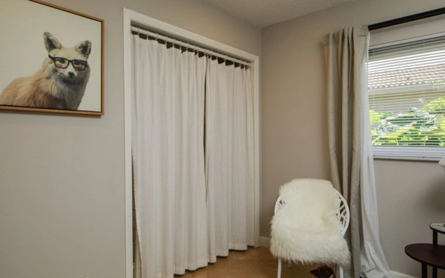 Golfview - Short Term Rental Certified by Weston. Private & Sanitized, Perfect for Social Distancing & Working From Home. Self Check-in. Private Pool, Pet Friendly. Super-host Support