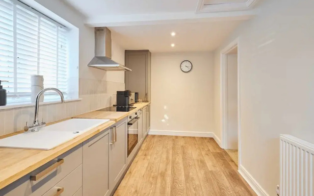 Host Stay Raven s Nest Suite