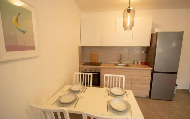 White Fields-Central 2-bdrm apartment with parking