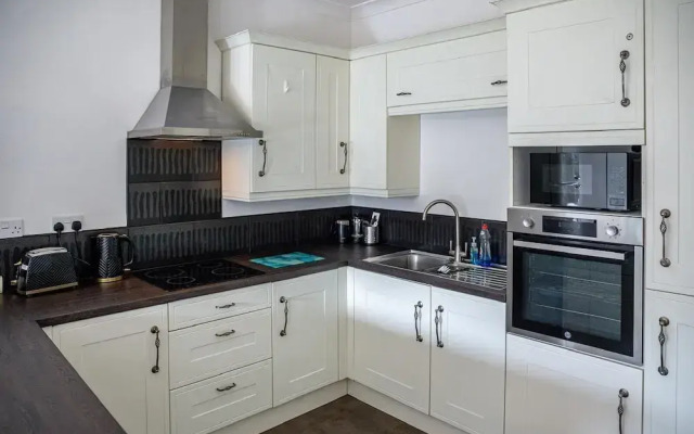 3BR Detached Bungalow w/Parking
