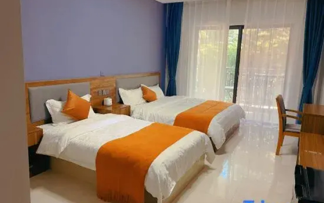 Jinghong Late Summer Hotel