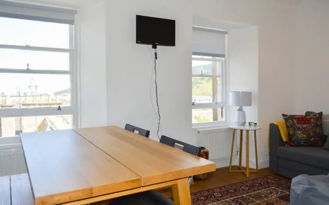 Bright 2 Bedroom Home in Old Town Centre