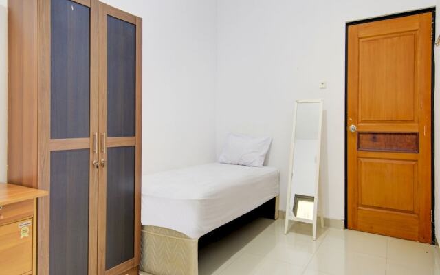 OYO Life 89990 Kost Waterfront 75 Sub