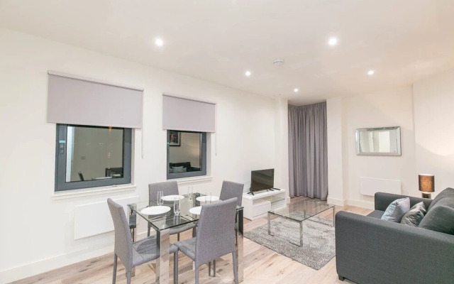 Deluxe Heathrow Apartments & Parking