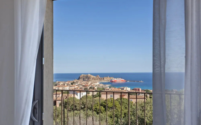 Superb Villa With Pool and sea View