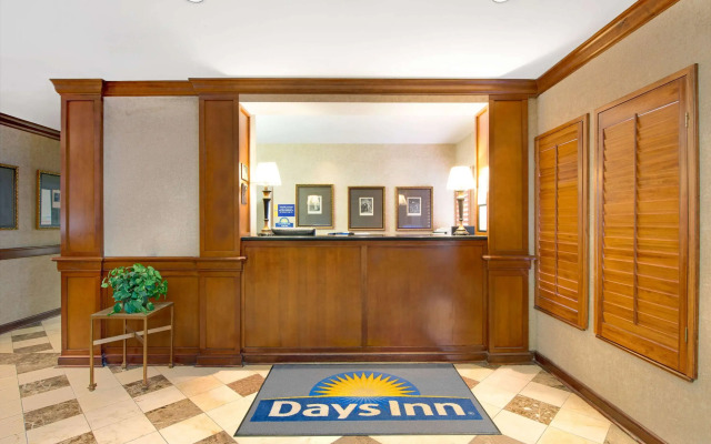 Days Inn and Suites by Wyndham St. Louis/Westport Plaza