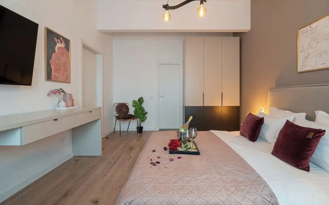 Loggia & Luxe 5BR Penthouse in Universitatii Area