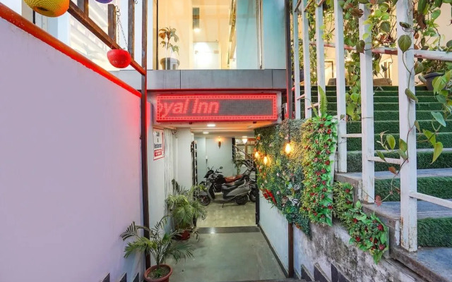 Fabhotel Royal Inn
