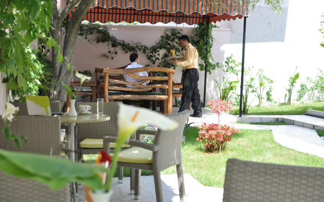 Theranda Hotel