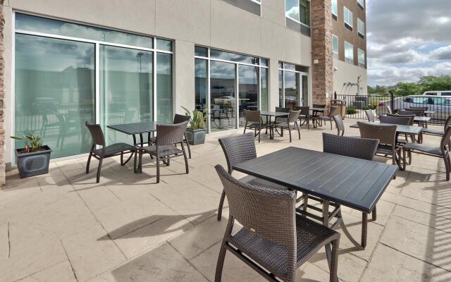 Holiday Inn Express & Suites Houston East - Beltway 8, an IHG Hotel