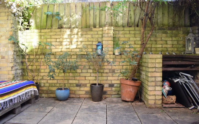 2 Bedroom Apartment With Garden in Shepherds Bush