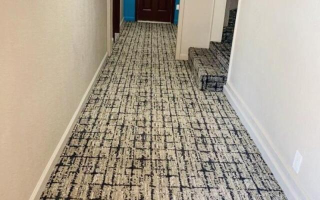 Hometowne Inn & Suites