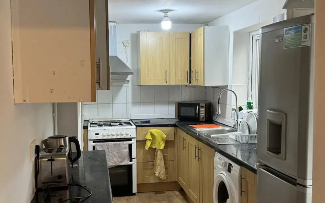 Charming Stoke House With 2 Nice Bedrooms