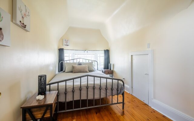 Cozy 5 Bedroom House in Downtown Toronto