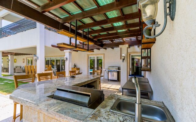 Upscale Ocean View Villa With Pool + Outdoor Kitchen