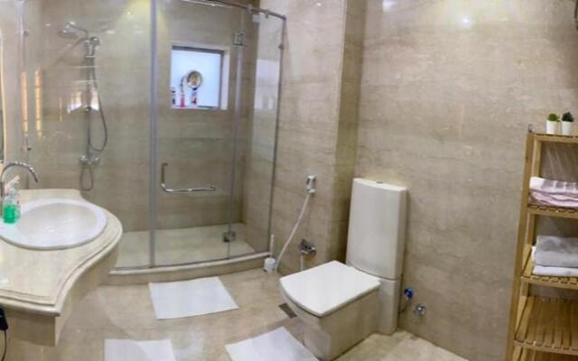 شقه على كورنيش المعادى تطل مباشرة على النيل للعائلات فقط