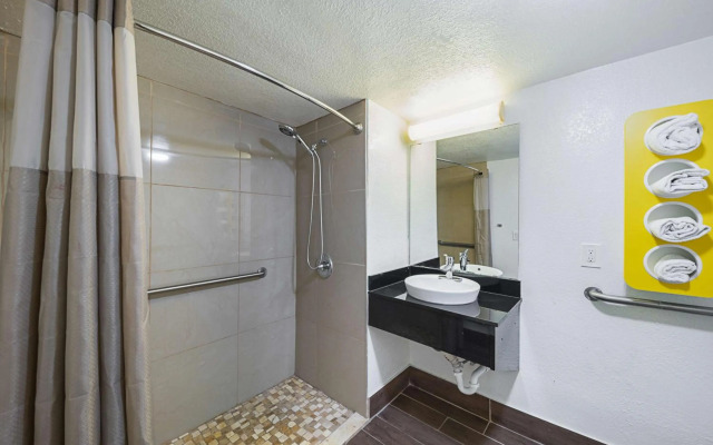 Motel 6 Grand Prairie, TX - Interstate 30