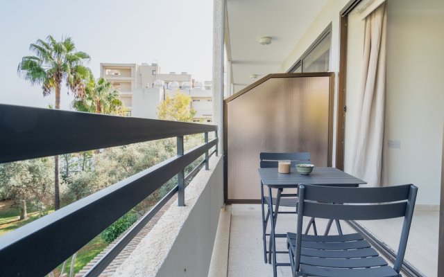 Studio Apartment With Balcony and Garden View
