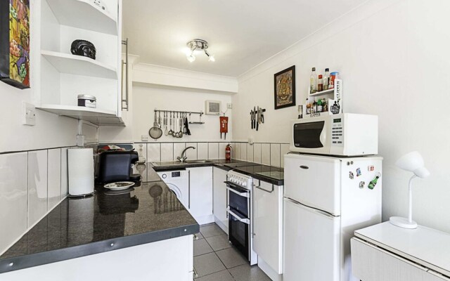 Cosy Angel Flat: Tube Nearby, Stunning Views!