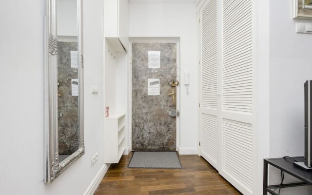 Atmospheric Mariensztat by Renters