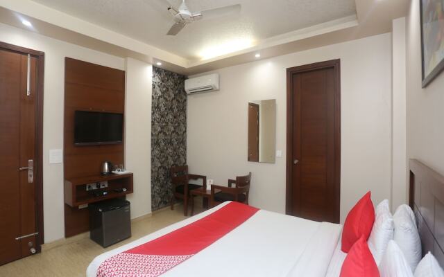 OYO TOWNHOUSE 460 H C Grand