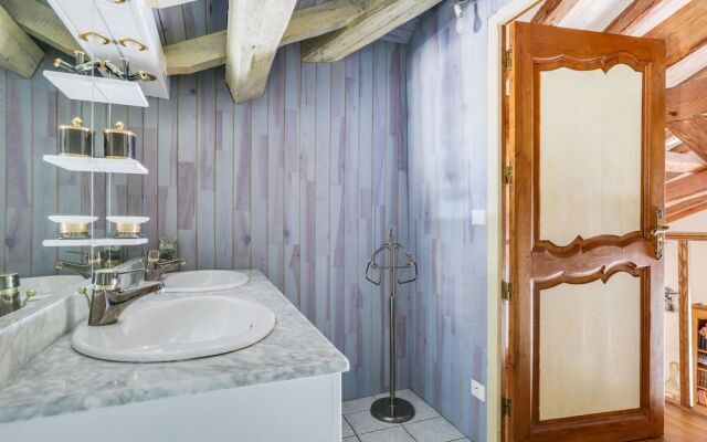 Holiday Home in Laluque with Terrace, Garden And Barbecue