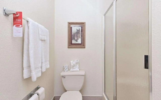 Econo Lodge Inn & Suites