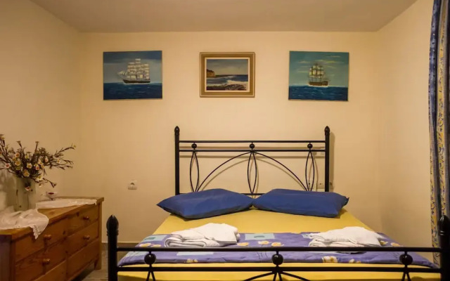 Spacious home with garden in Marathonas