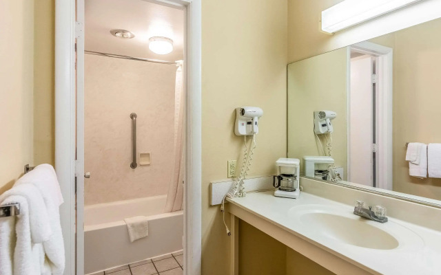 Econo Lodge East