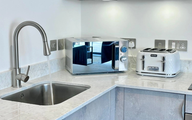 Icona Luxury Apartment - Minster Views & Allocated parking