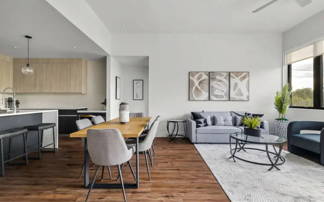 Upstay! New Renos Spacious Apartment Near Soco